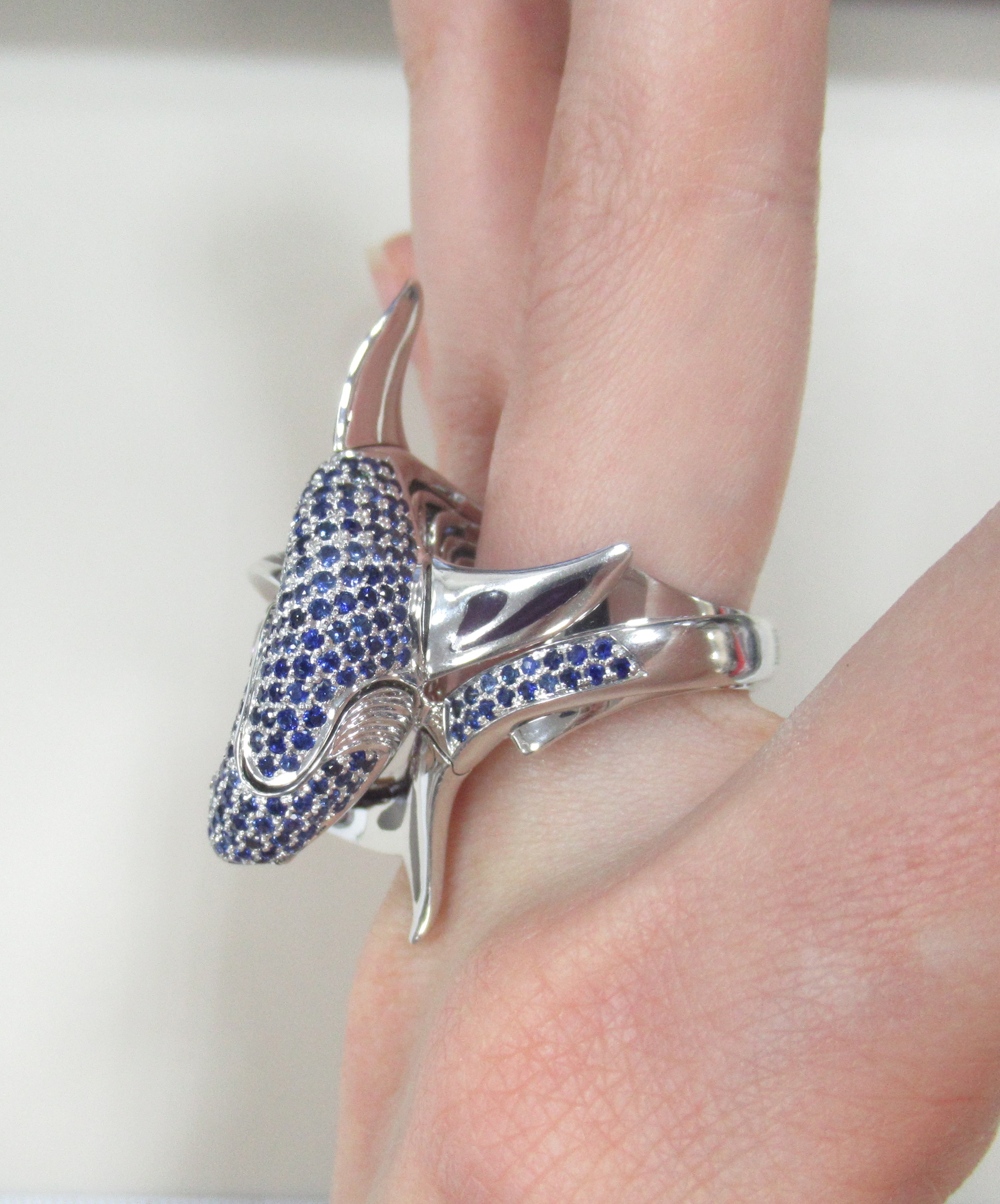 Кольцо из белого золота с аметистом и сапфирами "Акула"